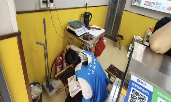 寻牛堂 济阳街道南门社区开展“爱上门”消防检查进商铺宣传活动