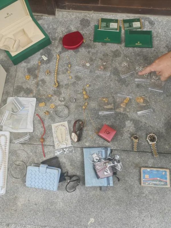 鸿满仓 男子从连廊翻入邻居家偷70万元财物，两家关系亲密连家门密码也共享，自首痛哭：因生意失败、债务缠身铤而走险