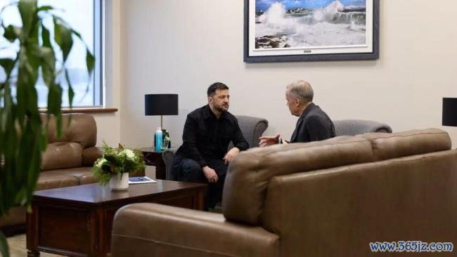 俄乌局势关键时刻 普京穿上军装 彰显战时统帅角色