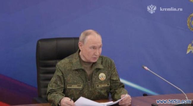 俄乌局势关键时刻 普京穿上军装 彰显战时统帅角色