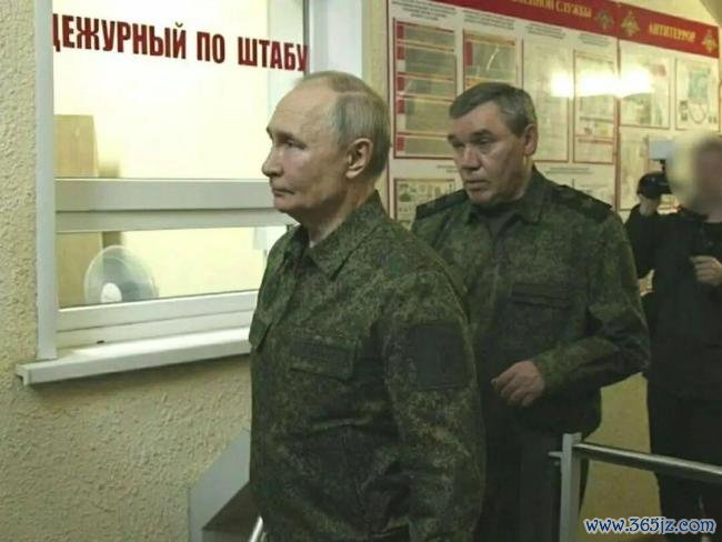 俄乌局势关键时刻 普京穿上军装